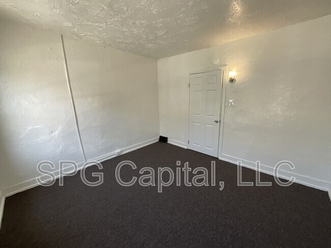 Building Photo - 443 S Duke St