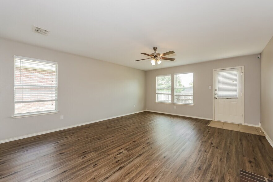 Building Photo - 2029 Wildwood Dr