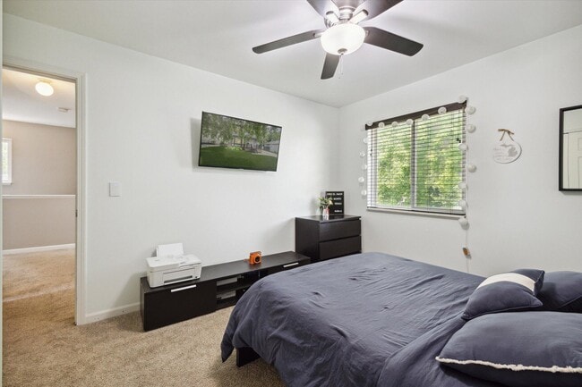 Building Photo - 578 E Mahan Ave