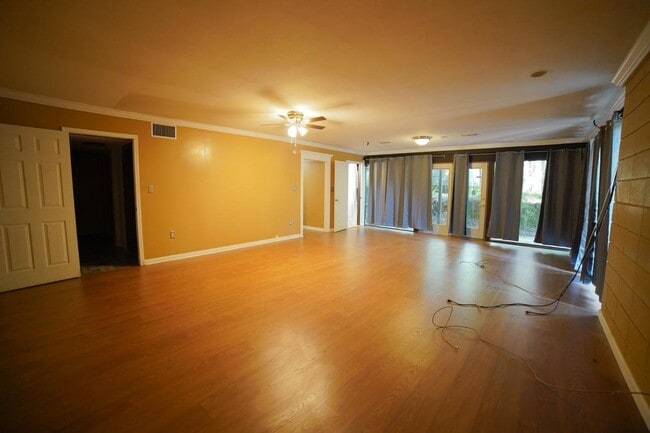 Building Photo - 1105 Solana Ave