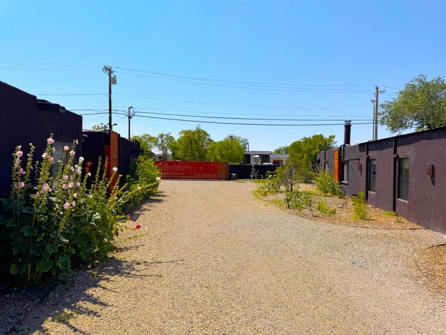 Building Photo - 2845 Agua Fria St