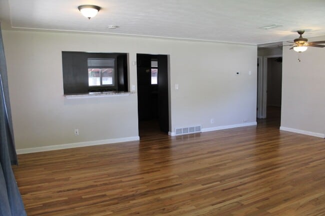 Building Photo - Splendid 3 bedroom/ 1 3/4 bath Ranch in Ha...