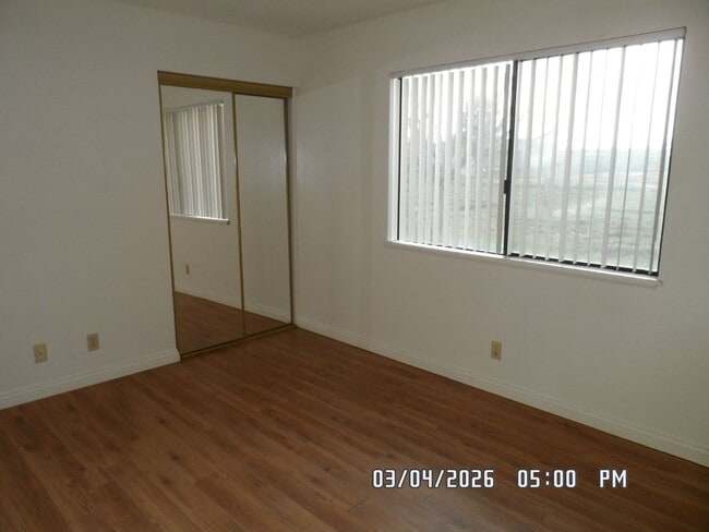 Building Photo - 3 Bedrooms, 1.75 Bathrooms, 2 Car Garage, Fully Fenced, Central Air & Heat, Large Lot, Wood Flooring