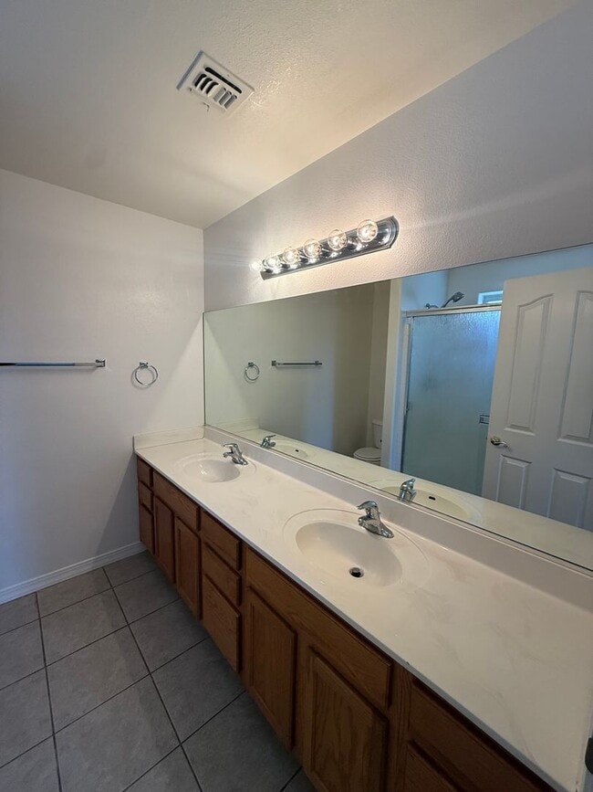 Building Photo - 3 Bedroom 2 Bathroom Home