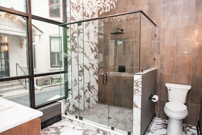 Building Photo - 275 S Limestone