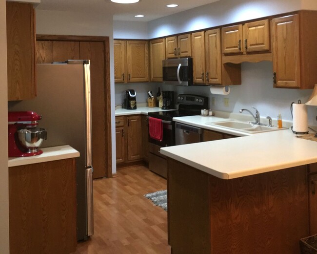 Building Photo - Nice 2 Bedroom Townhome