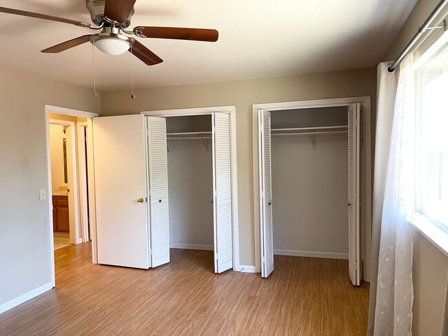 Building Photo - Centrally Located 3 Bedroom Duplex in Windsor with a Single Car Garage!