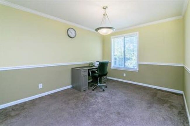 Building Photo - 2 Bed 1 Bath Duplex