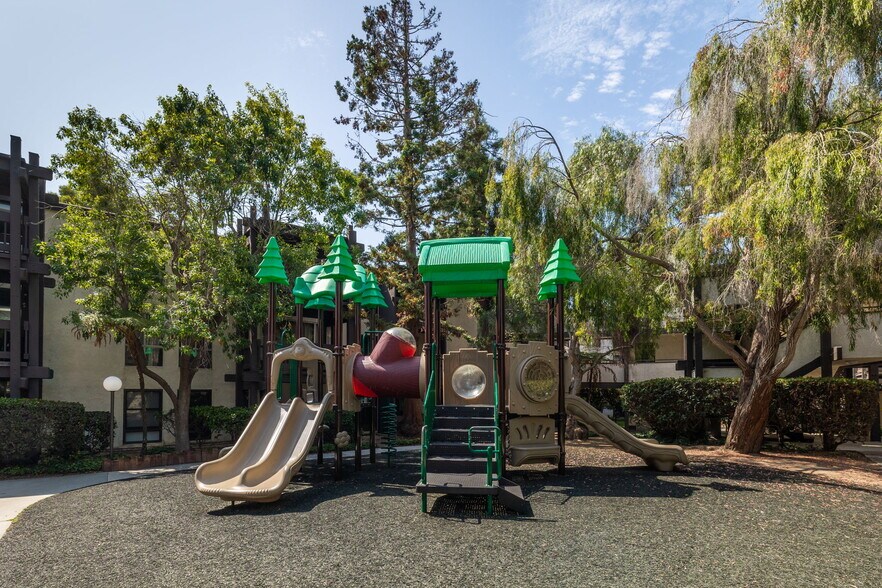 Building Photo - 7742 Redlands St