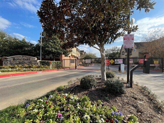 Building Photo - 11643 Royal Oaks View