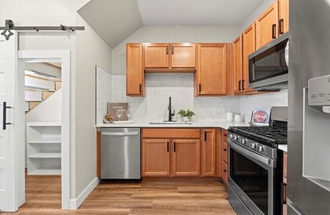 Building Photo - 1071 Oak Cir