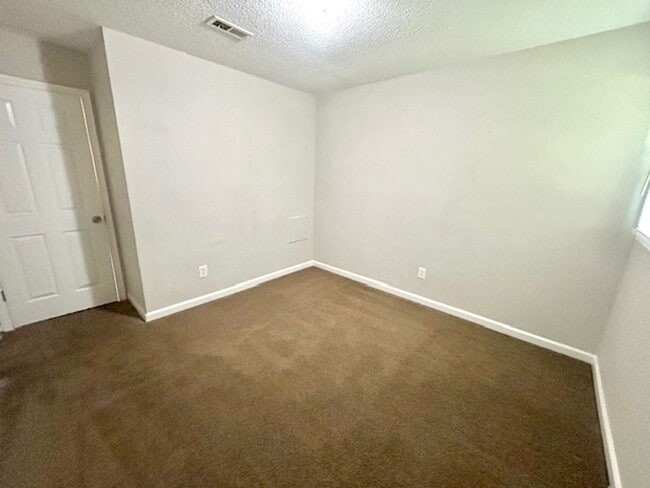 Building Photo - Newly Renovated 3 Bedroom Home!