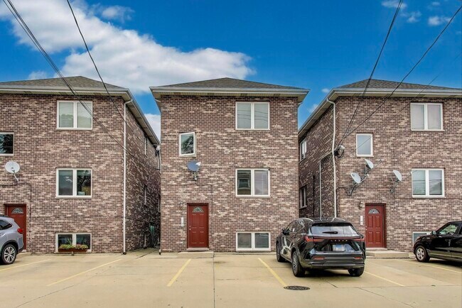 Building Photo - 5924 N Milwaukee Ave