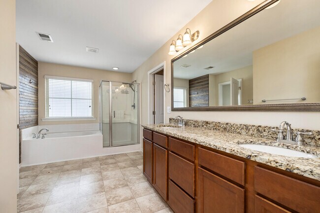 Building Photo - 865 Cormier Dr