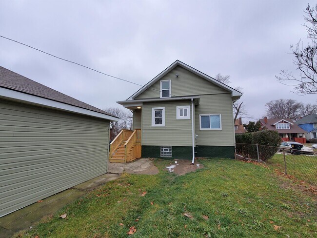 Building Photo - 2914 Hurlbut St