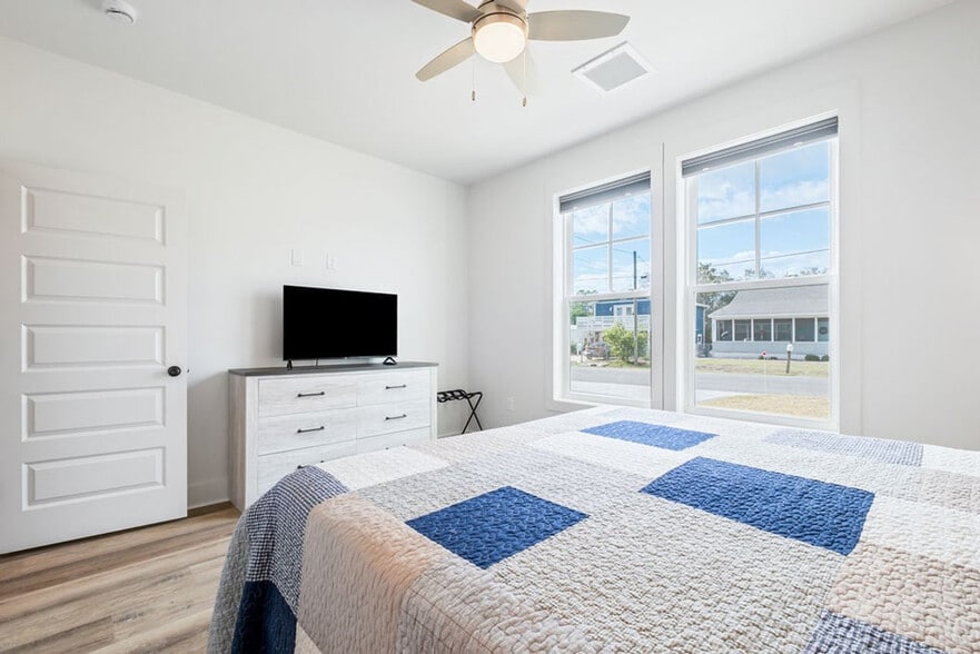 Building Photo - 238 Oleander Dr