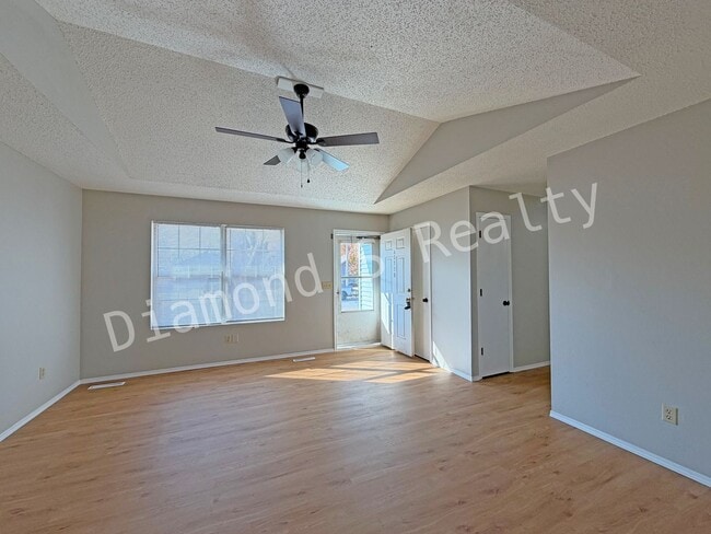 Building Photo - Charming and Clean 3 Bedroom House Available - South Springfield