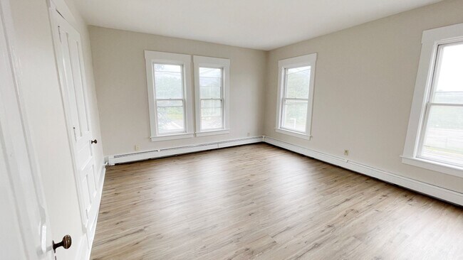 Building Photo - 394 Elm St