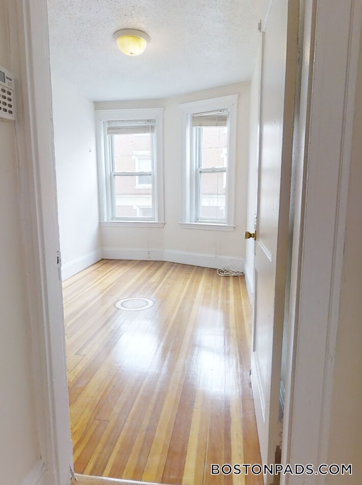 Building Photo - 15 Barrows St