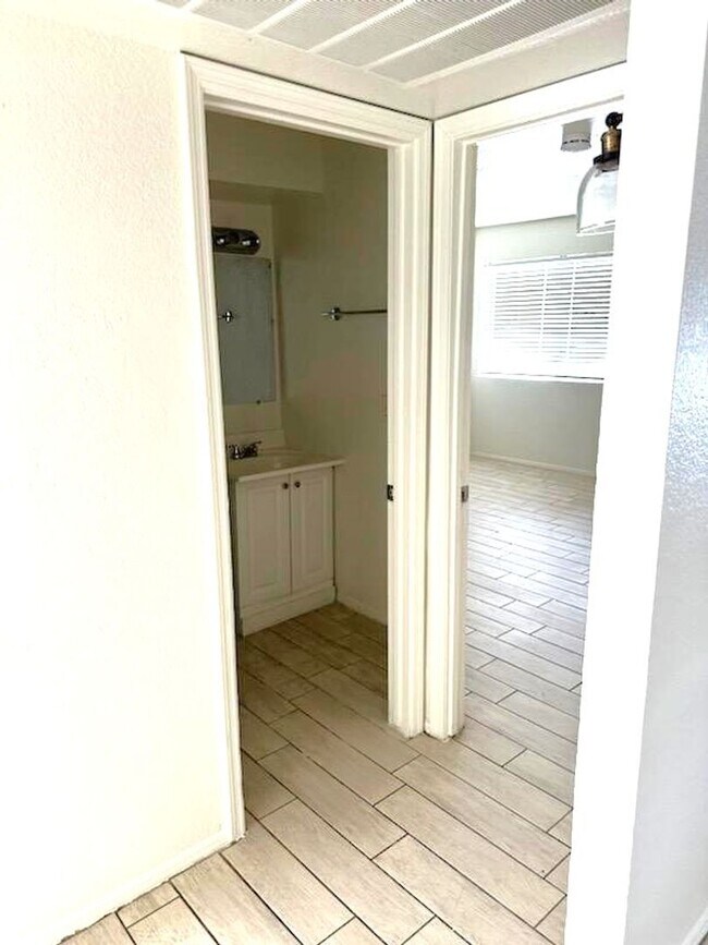 Building Photo - 2 bed 2 bath condo with balcony