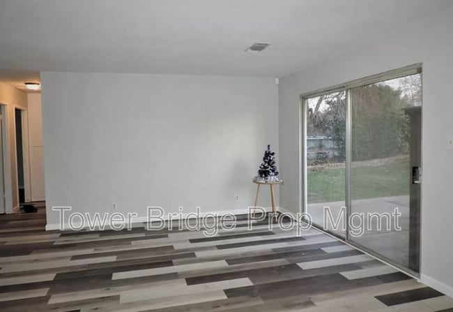 Building Photo - 10666 Van Stralen Way