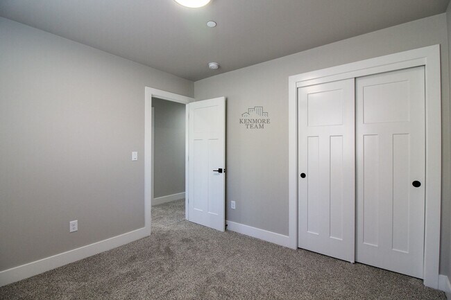 Building Photo - 3 Bedroom, 2.5 Bath Richland Townhome