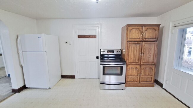 Building Photo - 104 W King St