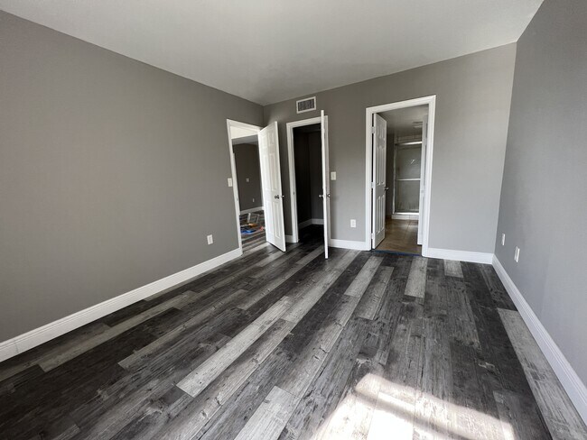 Building Photo - 4158 Inverrary Dr