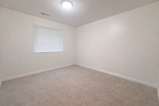 Building Photo - Charming 3-Bedroom Condo in Franklin Park – Prime Provo Location