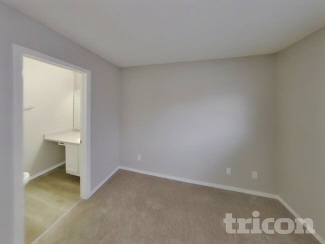 Building Photo - 6625 Bear Tooth Dr