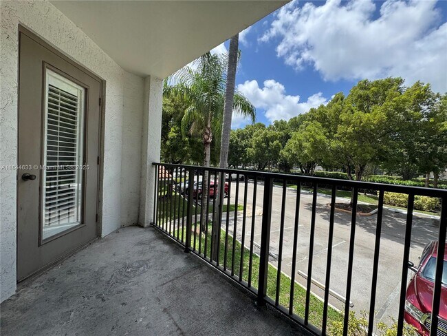 Building Photo - 630 S Park Rd