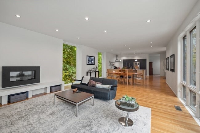 Building Photo - 35 Thornberry Rd