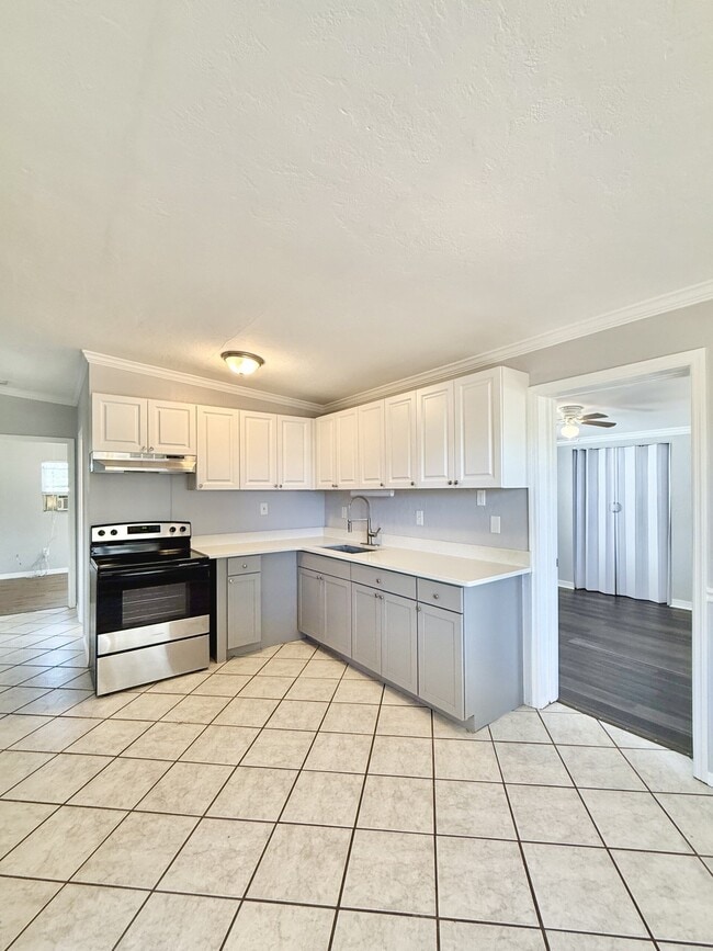 Building Photo - 7111 Onyx Dr N