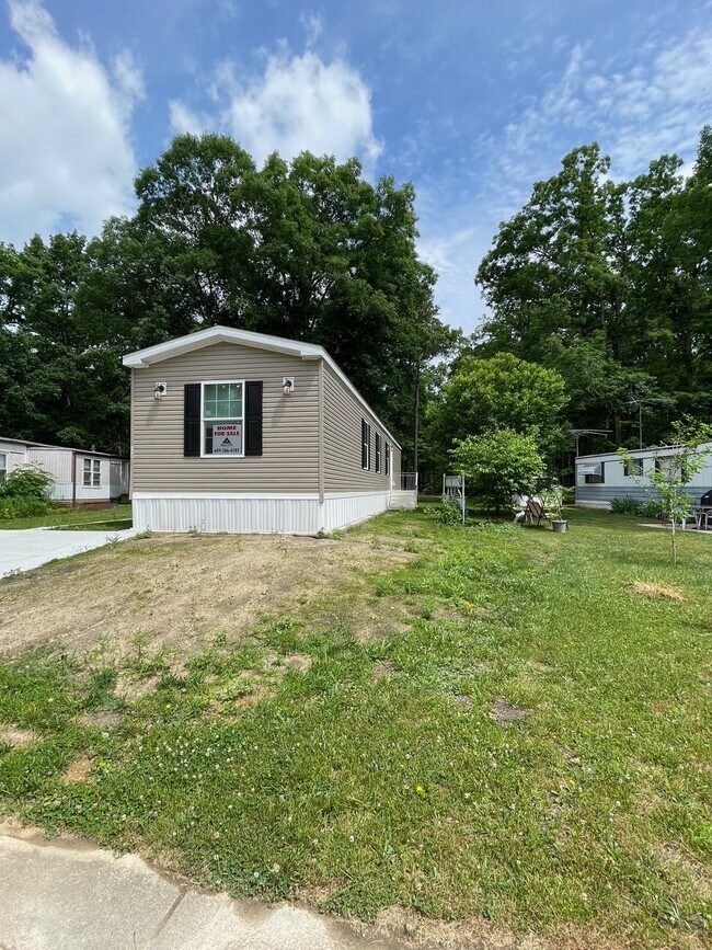 Building Photo - 113 Chalet Ln