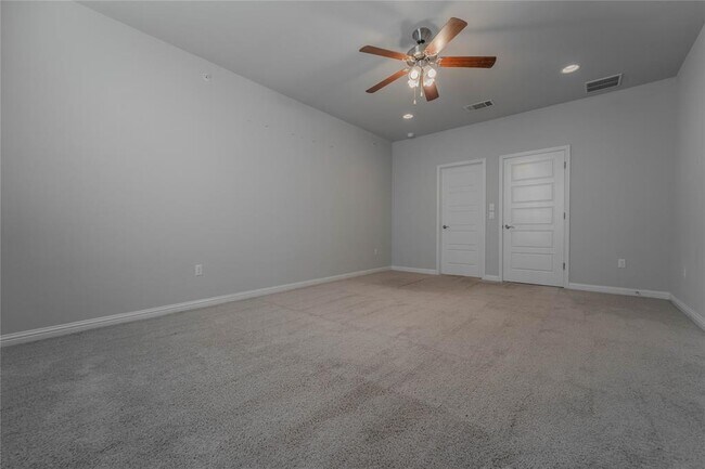 Building Photo - 13800 Lyndhurst St