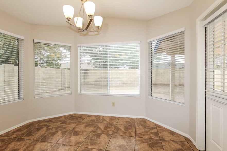 Building Photo - 7827 W Shangri La Rd