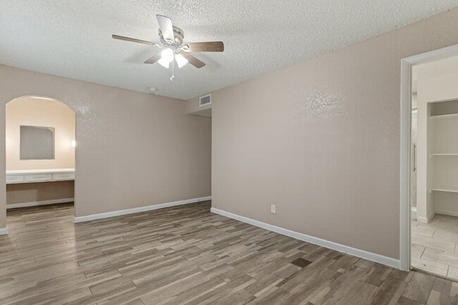 Building Photo - Spacious & Modernized Duplex Living in Southwest Fort Worth