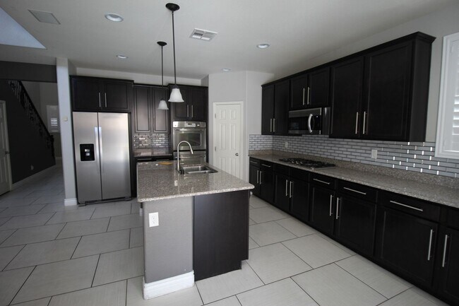 Building Photo - Spacious 4BR/3.5BA Home with Loft – Prime ...