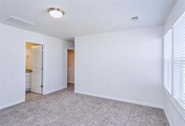 Building Photo - Spacious 3/2.5 Townhome Available February...