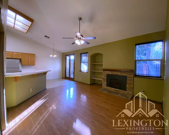 Building Photo - Beautiful, Spacious, 3-Bed 2-Bath Home available in Roseville!