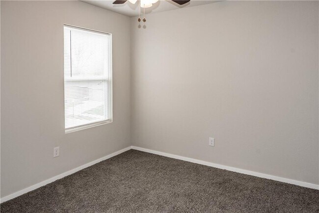 Building Photo - 425 Mayflower Ave
