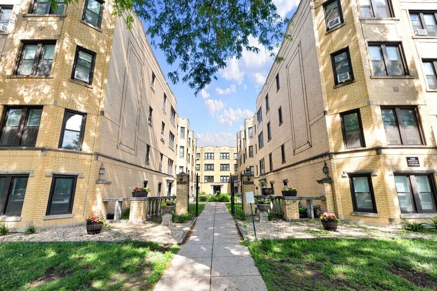 Building Photo - 3815 N Greenview Ave