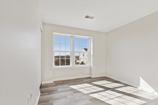 Building Photo - Newly Renovated 3 Bed 2.5 Bath Townhome in...