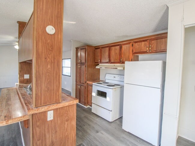 Building Photo - Close to downtown Pulaski!