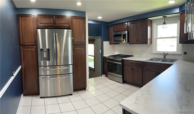 Building Photo - 221 Marrano Dr