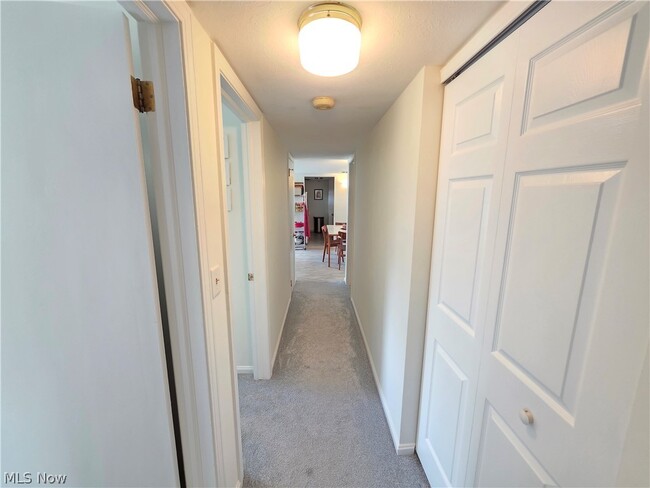 Building Photo - 6995 Carriage Hill Dr