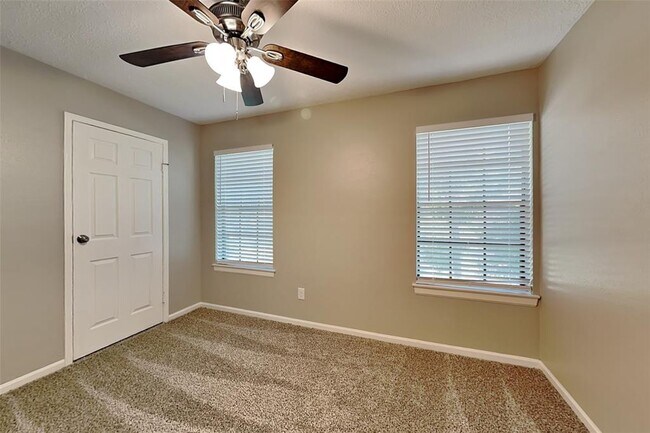 Building Photo - 2818 Silver Falls Dr