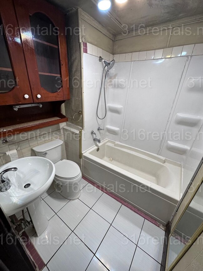 Primary Photo - $995 - 3 bed 2 bath - Beautiful Home in De...