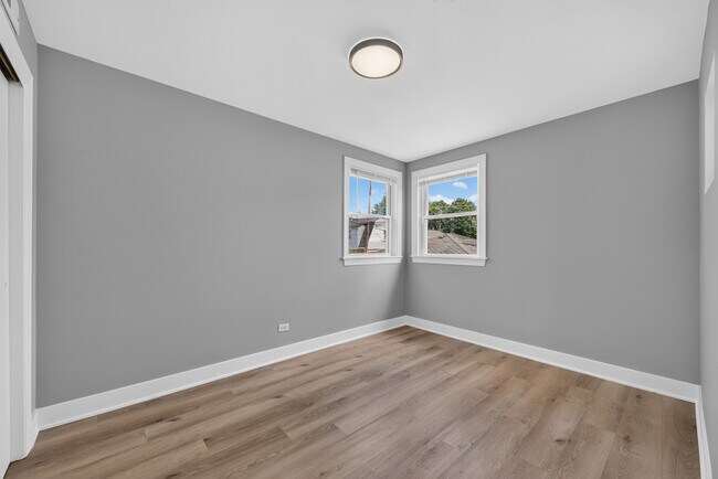 Building Photo - 3953 N Oleander Ave