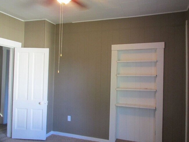 Building Photo - $895 - 3 bed 1 bath - Single Family Home